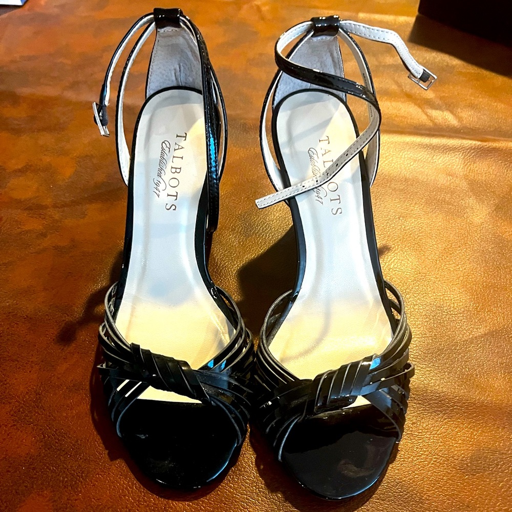 EUC like new size 6 black wedge heel sandals.